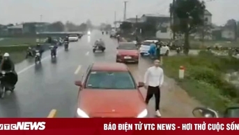 Tước bằng lái tài xế Mercedes dừng ngược chiều ở Hà Tĩnh