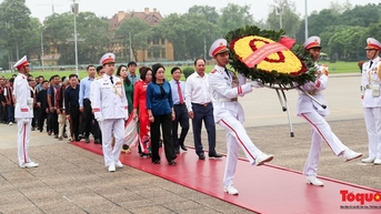 Đoàn đại biểu Già làng, Trưởng bản, Nghệ nhân các dân tộc Việt Nam báo công dâng Bác