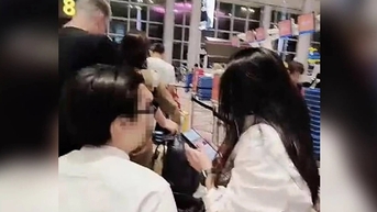 ក្មេងស្រីនឹកខួបមរណភាពដំបូងរបស់ឪពុកនាង ដោយសារយន្តហោះពេញ។