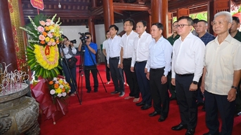 Lãnh đạo Hội Nhà báo Việt Nam dâng hoa, dâng hương tưởng niệm Chủ tịch Hồ Chí Minh và các anh hùng liệt sĩ tại Nghệ An