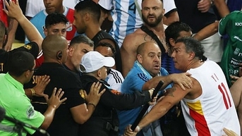 CĐV đánh nhau trước trận Brazil - Argentina