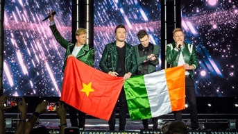 Sau ồn ào, Westlife diễn bùng cháy và mời fan Việt lên song ca trên sân khấu