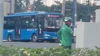 Xác minh người mặc đồ GrabBike chỉnh tín hiệu đèn giao thông ở TPHCM