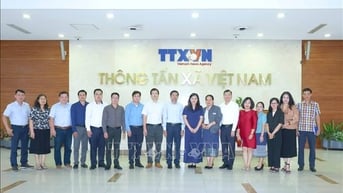 Thông tấn xã Việt Nam chia sẻ kinh nghiệm trong chuyển đổi số báo chí với báo Pasaxon (Lào)