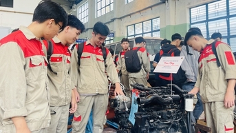 Tặng động cơ ô tô, robot hỗ trợ sinh viên nghiên cứu khoa học