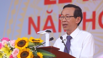 នាយកសាលាគរុកោសល្យ៖ 'វាគួរឱ្យធុញសម្រាប់សិស្សអាយុ 18 ឆ្នាំក្នុងការធ្លាក់ទឹកចិត្តនិងត្អូញត្អែរអំពីភាពក្រីក្រ'