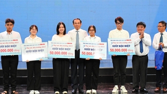 호치민시 당위원회 서기 응우옌 반 넨이 "진학 지원" 장학금에 참석하여 수여했습니다.