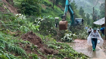 Thông xe quốc lộ 32 đi miền núi phía Bắc sau mưa lũ