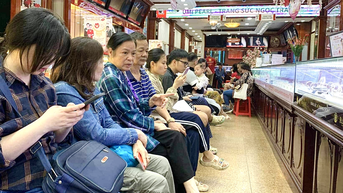 តម្លៃមាស 'ធ្លាក់ចុះដោយសេរី' ហាងលក់ដោយគ្មានដែនកំណត់ មនុស្សជាច្រើនតម្រង់ជួរដើម្បីកាត់បន្ថយការខាតបង់