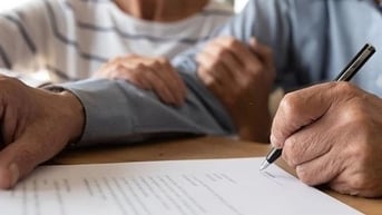 Cụ ông di chúc căn nhà 10 tỷ đồng cho người giúp việc nhưng không thể lấy dù hợp lệ