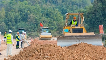 Gần 100 công nhân hai cao tốc lớn tranh tài vận hành máy và kỹ thuật thi công
