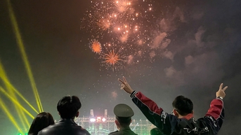 Bạn trẻ Huế đội mưa đêm giao thừa chờ đón thời khắc lịch sử thành phố trực thuộc trung ương