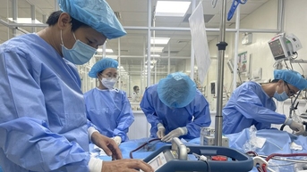 Cứu nữ bệnh nhân nguy kịch sau phẫu thuật nâng ngực