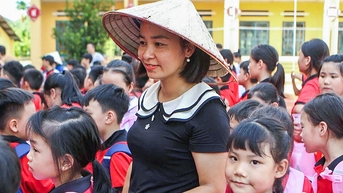 다른 사람에게서 배우기, 수업 결합, 신용으로 장비 구매..., 학교는 폭풍과 홍수 후 학생들이 학교로 복귀할 수 있도록 돕기 위해 모든 방법을 찾습니다.