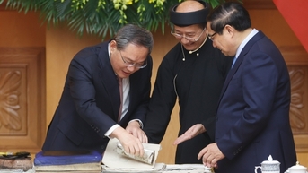 [사진] 베트남과 중국 두 총리가 콴호 민요와 동호 민화를 감상하고 있다