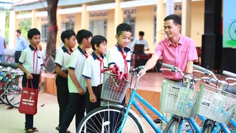 Trao 200 học bổng 'Gieo mầm tri thức'