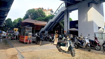 Hà Nội vẫn tràn lan bãi xe không phép