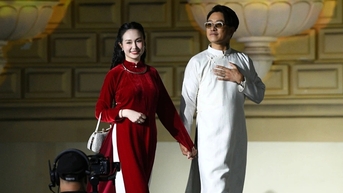 Tuấn Hưng dắt tay bà xã Hương Baby làm vedette show thời trang
