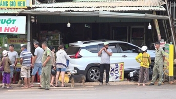 ចង្អៀត​រត់​គេច​ពេល​រថយន្ត​៧​កៅអី​បុក​ចូល​លាង​រថយន្ត