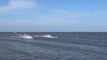 គ្រាប់​ផ្លោង «ហោះ» នៅ​មាត់​ទន្លេ Doc ក្នុង​ទីក្រុង Ca Mau ធ្វើ​ឲ្យ​មនុស្ស​សម្រុក​ទៅ​មើល​យ៉ាង​រំភើប។