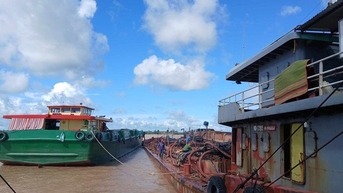 Chuyện những người nghỉ lễ trên sóng biển