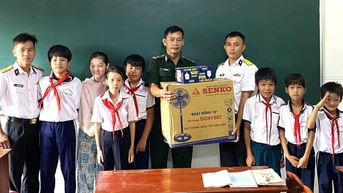 Những món quà ý nghĩa đến với lớp học tình thương trên đảo Hòn Chuối