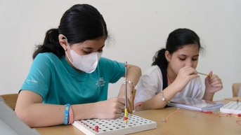 Cô giáo ở TP.HCM làm mô hình toán học cho trò khiếm thị