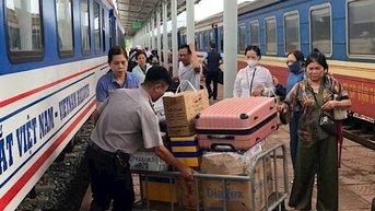 Đường sắt tiếp tục chạy tàu, chuyển tải hành khách qua Quảng Trị