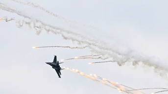Cận cảnh tiêm kích 'hổ mang chúa' SU-30MK2 thả bom, trực thăng phóng rocket
