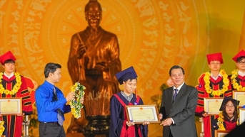Hai Phong ចំណាយជិត 1.4 ពាន់លានដុង ដើម្បីផ្តល់រង្វាន់ដល់សិស្សពូកែ