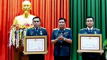 ប្រគល់មេដាយជូនអ្នកបើកយន្តហោះពីរនាក់នៃយន្តហោះ Yak-130 ដែលបានធ្លាក់
