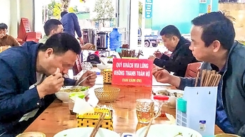 ភោជនីយដ្ឋាន​មួយ​ផ្សេង​ទៀត​ព្យួរ​ស្លាក​សញ្ញា​ថា​មិន​បង់​ប្រាក់​ជំនួស​អតិថិជន មនុស្ស​ជា​ច្រើន​ព្រួយ​បារម្ភ​អំពី​បទ​ប្បញ្ញត្តិ "ចម្លែក"