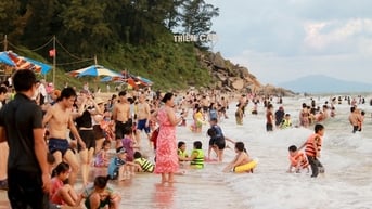 Khách sạn ven biển Thiên Cầm cháy phòng, hàng vạn du khách nô nức đi nghỉ lễ