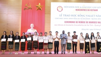 និស្សិតចំនួន 212 នាក់មកពីខេត្តភាគកណ្តាលចំនួន 3 បានទទួលអាហារូបករណ៍ដែលមានតម្លៃជិត 3,5 ពាន់លានដុង