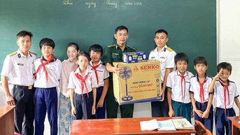 Trạm ra đa 615, Vùng 5 Hải quân tặng quà lớp học tình thương đảo Hòn Chuối