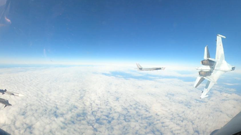 Mỹ tung video tiêm kích Nga bay sượt bên sườn tiêm kích F-16 của Mỹ gần Alaska