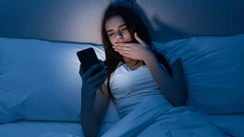 Cách bảo vệ sức khỏe đôi mắt khi dùng iPhone vào ban đêm