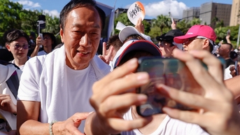 ស្ថាបនិកមហាសេដ្ឋី Foxconn ឈរឈ្មោះជាអ្នកដឹកនាំតៃវ៉ាន់