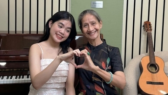 Nữ sinh ngồi đàn hát với bà nhận ‘mưa’ lời khen