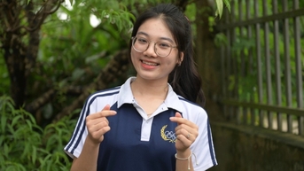 Nữ sinh đạt điểm 10 môn văn viết kín 12 trang giấy, run khi tra điểm