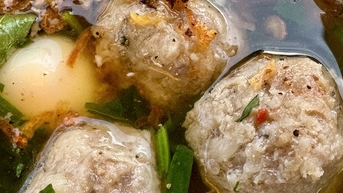 Tran Quy Khoach meatball Sandwich ជាមួយសាច់ស្រស់ ប្រហិតម្ទេស ជ្រលក់ទឹកជ្រលក់ រសជាតិរបស់ Dien Khanh កាលពីអតីតកាល