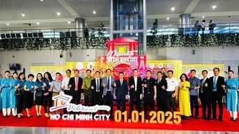 TP.HCM chào đón những vị khách du lịch đầu tiên của năm 2025