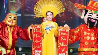 Mặc áo dài thêu tay, nổi bật khí chất và thanh lịch