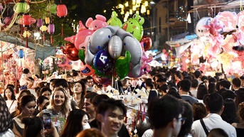 ទីប្រជុំជនចាស់របស់ទីក្រុងហាណូយ ប្រមូលផ្តុំទៅដោយប្រជាជននៅរាត្រីពិធីបុណ្យពាក់កណ្តាលរដូវស្លឹកឈើជ្រុះ