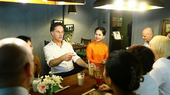 Thủ tướng Hà Lan thưởng trà ở Hà Nội