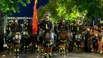 ក្បួនដង្ហែរបស់ប៉ូលីសចល័តទ័ពសេះនៅផ្លូវដើរ Nguyen Hue