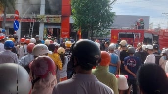 Cháy lớn tại cửa hàng xe máy ở Cà Mau