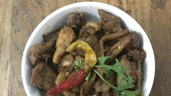 Mưa Huế, ngồi trong nhà ăn cơm với dưa gang mắm chua kho thịt ba chỉ, ăn thun thút, hao cơm
