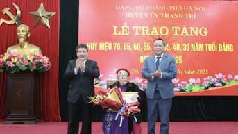 Phó Bí thư Thường trựcThành ủy Nguyễn Văn Phong trao Huy hiệu Đảng tại Thanh Trì