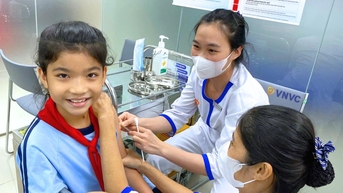 Hàng trăm trẻ được VNVC tiêm ngừa sởi trong ngày đầu tiên miễn phí